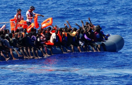 Rostros de migrantes rescatados en el Mar Mediterráneo