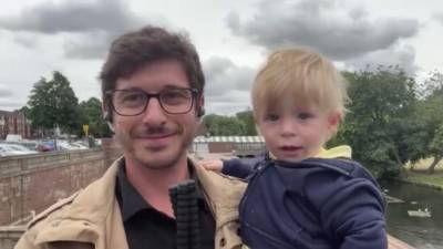 Periodista transmitió con su hijo en brazos porque no tenía quien lo cuide Periodista transmitió con su hijo en brazos porque no tenía quien lo cuide