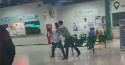 Graban pelea entre oficiales de transporte en terminal terrestre de Quevedo