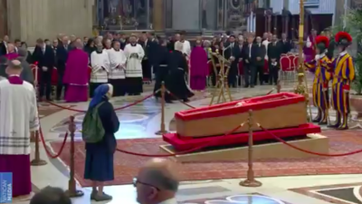 Genevieve lloró sin cesar ante el féretro del papa Francisco. Genevieve lloró sin cesar ante el féretro del papa Francisco.