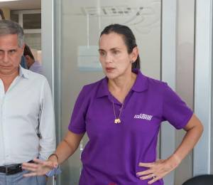 Fotografía que muestra al actual titular de Ambiente y Energía, Juan Carlos Blum, con la ministra saliente, Inés Manzano.