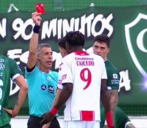 Jordy Caicedo siendo expulsado en el partido ante Sarmiento de Junín por el Torneo Clausura argentino.