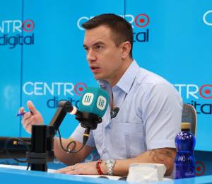 Fotografía del mandatario ecuatoriano Daniel Noboa durante una entrevista en Radio Centro.