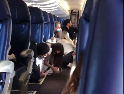 Pasajeros de avión pasan un angustiante momento por la toma del aeropuerto de Culiacán tras la detención de Ovidio Guzmán