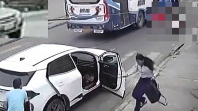 Asesinan a adolescente que fue a dejar a su hermano a clases de preescolar en Dur&aacute;n