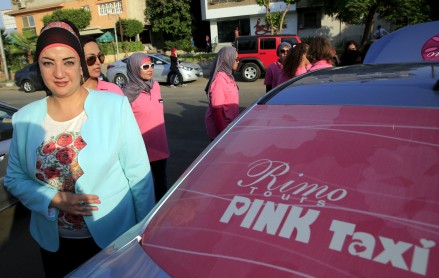 Taxis rosa recorren las calles de Egipto