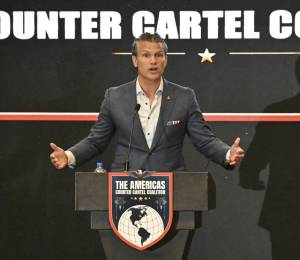 El secretario de Defensa de Estados Unidos, Pete Hegseth, durante un foro de la Coalición de las Américas contra los Cárteles.
