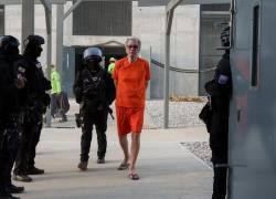 Fotografía que muestra a Jorge Glas ingresando a la Cárcel del Encuentro, en la provincia de Santa Elena.