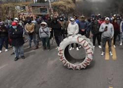 Personas participan en una manifestación este martes, en Tabacundo.