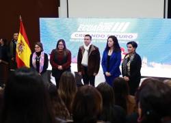 Fotografía del encuentro en el que el mandatario ecuatoriano entregó becas a migrantes ecuatorianos.