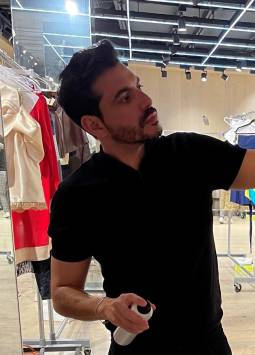 El estilista Miguel Ángel Cavallero peinando a una modelo del NYFW.