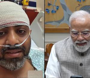 Captura de pantalla de un video publicado en el canal de YouTube de Narendra Modi donde se ve al primer ministro de India, Narendra Modi (derecha), realizando una videollamada con el piloto de Flydubai Smit Machchhar.