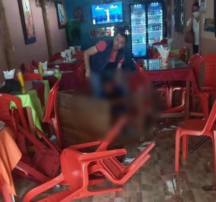 Las víctimas fueron impactadas por disparos mientras almorzaban en el local.