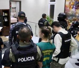 Fotografía de un allanamiento de la Policía de Ecuador en conjunto con la Policía española para desmantelar una red de tráfico de drogas internacional.