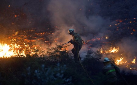 Continúa el trabajo para apagar los incendio forestal en Portugal