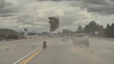 VIDEO: Carro se eleva varios metros en el aire tras ser impactado por un neumático en una autopista VIDEO: Carro se eleva varios metros en el aire tras ser impactado por un neumático en una autopista