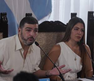Fotografía tomada el 15 de mayo del 2025, que muestra al alcalde de Guayaquil, Aquiles Alvarez, junto a la entonces vicealcaldesa Tatiana Coronel.