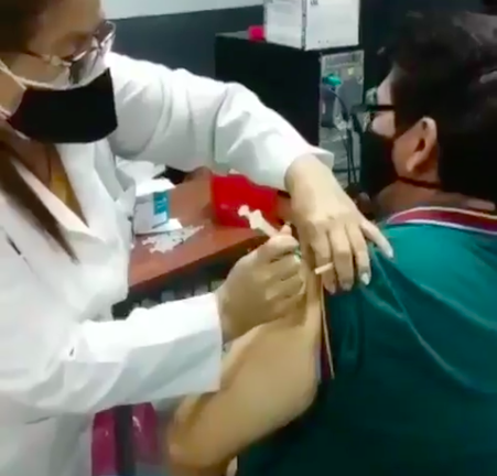 Simularon vacunar a un hombre en Guayaquil, autoridades dicen que fue ‘error humano’
