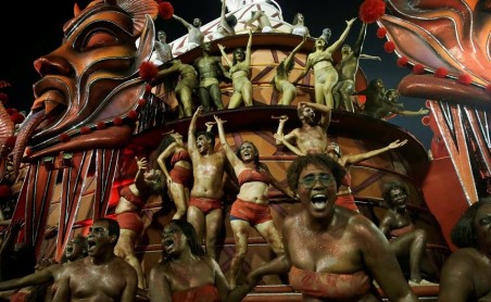Un desfile sobre la cultura brasileña abre el mayor espectáculo del mundo