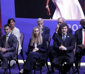 Desde la izquierda, Daniel Noboa, Karina Milei, Javier Milei y el rey Felipe VI, durante la investidura de Abelardo de la Espriella como presidente de Colombia, en Cali. (EFE)