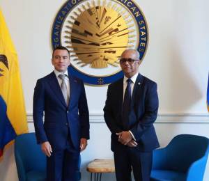 Daniel Noboa y el secretario general de la OEA, Albert Ramdin, antes de la intervención del mandatario ante el órgano, el pasado 14 de mayo.