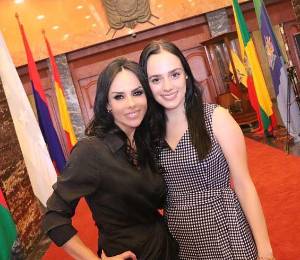 Emilia María Reece Holguín es hija de Marcela Holguín, quien se desempeñó como asambleísta por el movimiento Revolución Ciudadana hasta febrero de 2025.