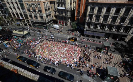 Las Ramblas se llena de flores en memoria a las víctimas del atentado en Barcelona