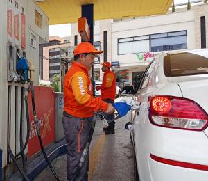 Vuelve a bajar el precio de las gasolinas en Ecuador.