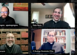 Sacerdotes dicen que oran para que el Papa Francisco vaya al cielo.