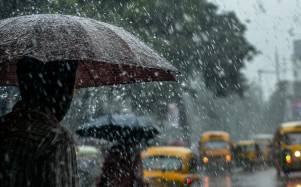 Vehículos transitan con dificultad tras las fuertes lluvias de las últimas horas.
