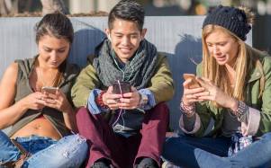 Adolescentes utilizando redes sociales. (Foto referencial)
