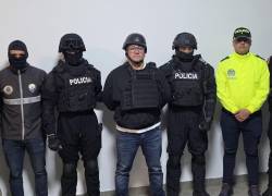 Fotografía que muestra a policías ecuatorianos y colombianos junto al jefe criminal.