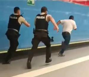 Captura de video que muestra al hombre tratando de eludir a agentes de Policía.