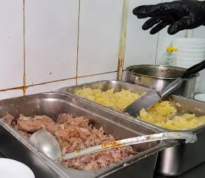 Fotografía del área de preparación de alimentos de picantería clausurada en Guayaquil.