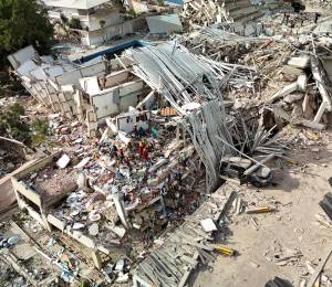 Esta imagen aérea muestra edificios destruidos por los dos terremotos en Caraballeda, estado La Guaira, Venezuela, el 27 de junio de 2026.