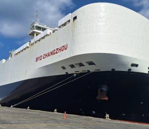 El buque BYD Changzhou llegó por primera vez a Ecuador y recaló en el Puerto de Manta con alrededor de 1.000 vehículos.