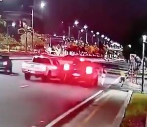 Captura de video que muestra el instante previo al atropellamiento de la maratonista Mónica Martinich, en la avenida Samborondón.