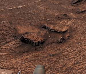 Campo de fracturas poligonales documentado por El rover Curiosity de la NASA.