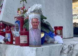 Flores y velas depositadas por feligreses, fotografiadas este jueves en el exterior del Hospital Gemelli de Roma.