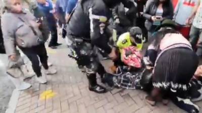Una mujer dio a luz a las afueras de un mercado en el centro histórico de Quito Una mujer dio a luz a las afueras de un mercado en el centro histórico de Quito