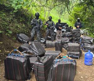 Los bultos hallados con cargamento de droga.