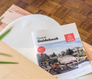 Una imagen en referencia a los anfitriones de AirBnb.
