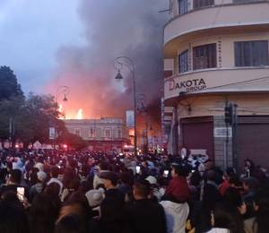 Incendio estructural en el centro histórico de Riobamba.