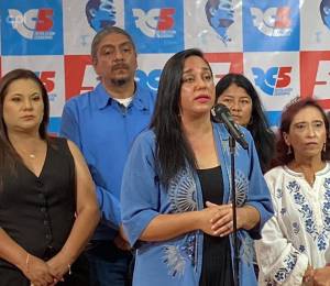 Gabriela Rivadeneira junto a militantes de la Revolución Ciudadana.
