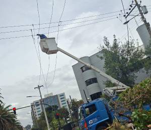 Fotografía que muestra a personal técnico arreglando un cable tensor.