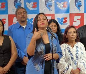 Gabriela Rivadeneira durante una rueda de prensa de Revolución Ciudadana.