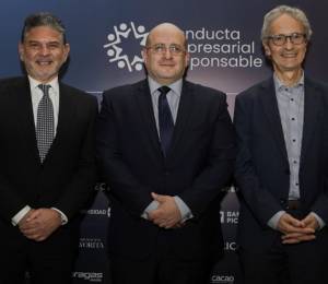 Julio Mackliff, vicepresidente ejecutivo de Banco Guayaquil; Santiago Reyes, director ejecutivo CER; y Francois Valerian, director global de Transparencia Internacional.