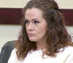 Fotografía que muestra a Christa Pike durante una audiencia judicial.