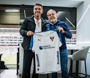 Marcelo Gallardo, estratega de Ecuador, junto a Isaac Álvarez, presidente de Liga de Quito.