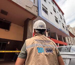 Personal técnico de Gestión de Riesgos de Segura EP realizó una inspección en un edificio de Guayaquil.